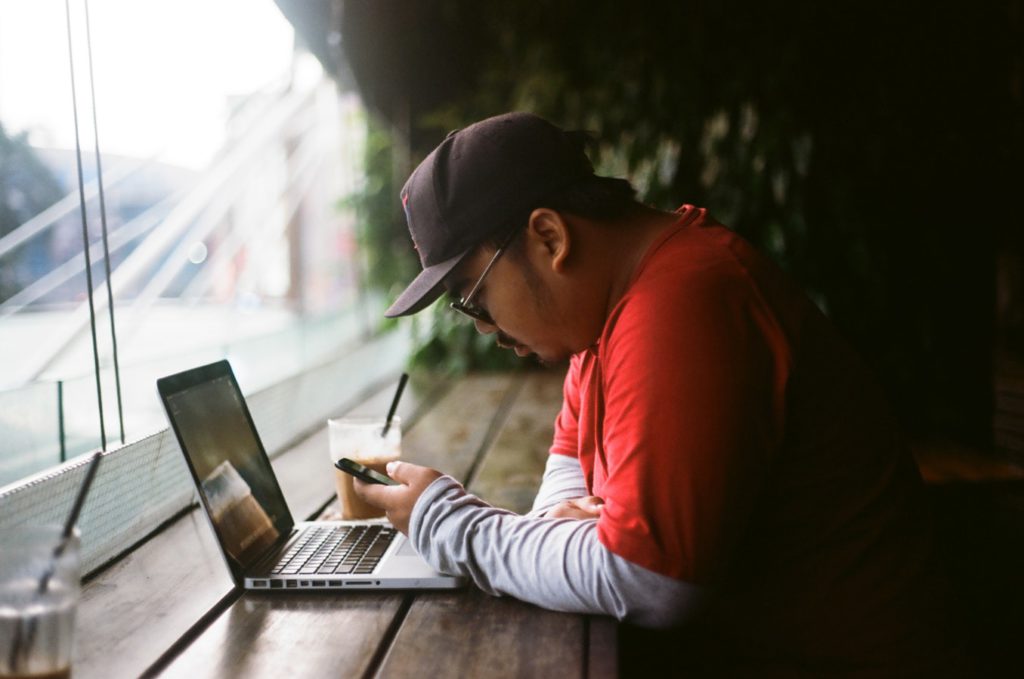 freelancers working in coffee shop